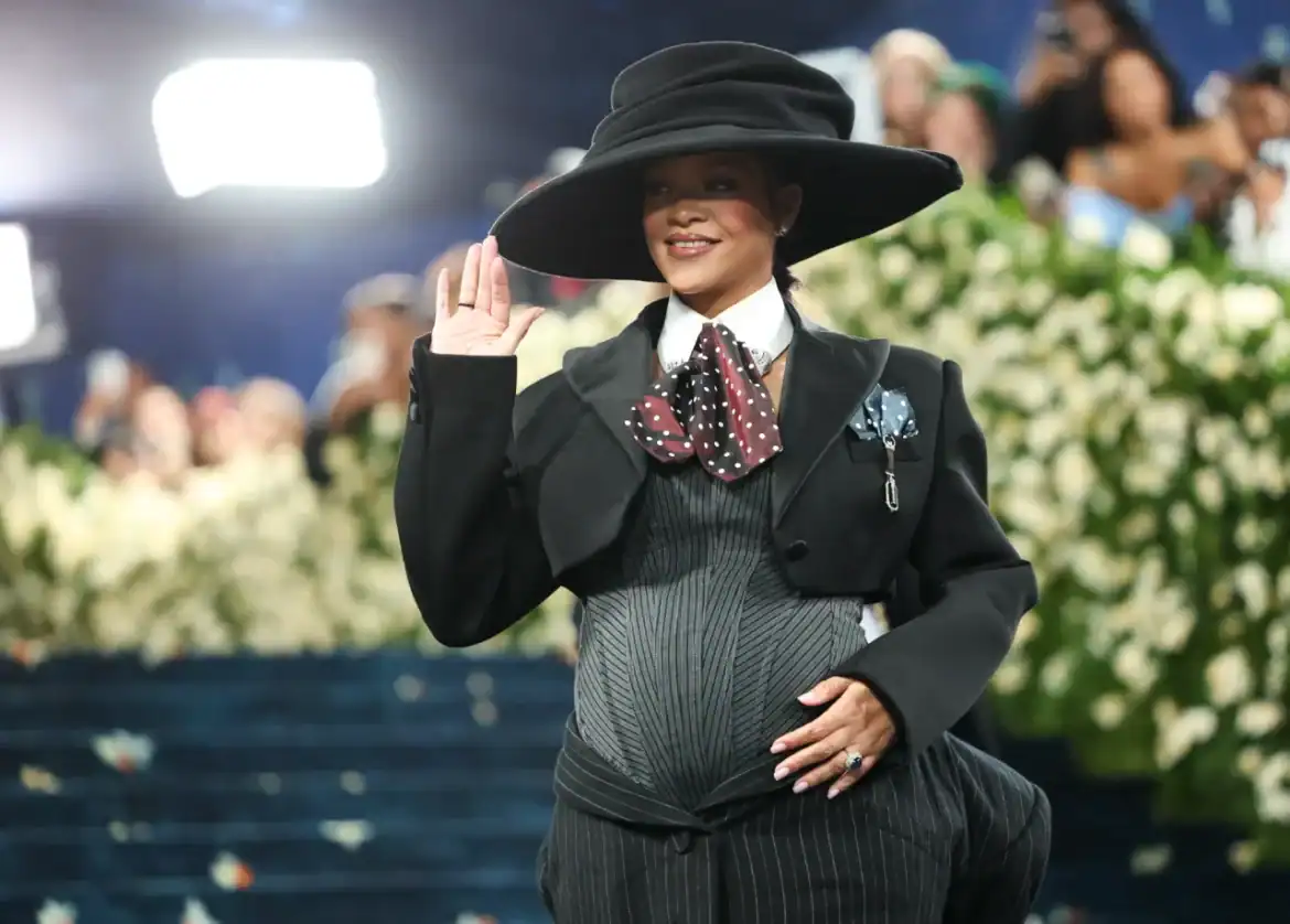  ريهانا تعلن عن حملها الثالث في Met Gala 2025 وتكشف عن بطنها المنتفخ