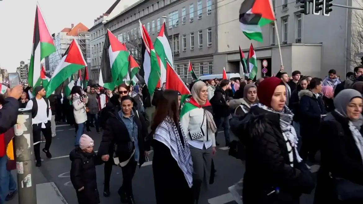 مواجهات عنيفة خلال مظاهرة مؤيدة لفلسطين في برلين وإصابات بين الشرطة والمتظاهرين