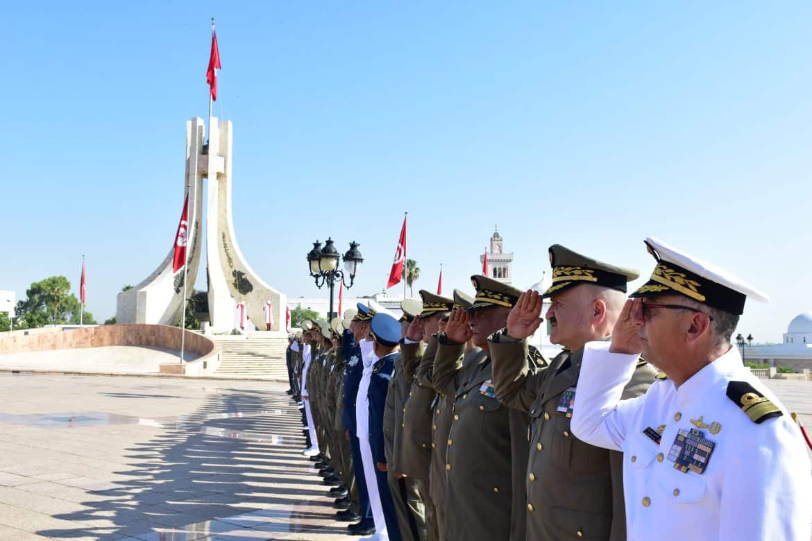 موكب عسكري لرفع العلم الوطني بساحة القصبة في الذكرى 69 للجيش الوطني