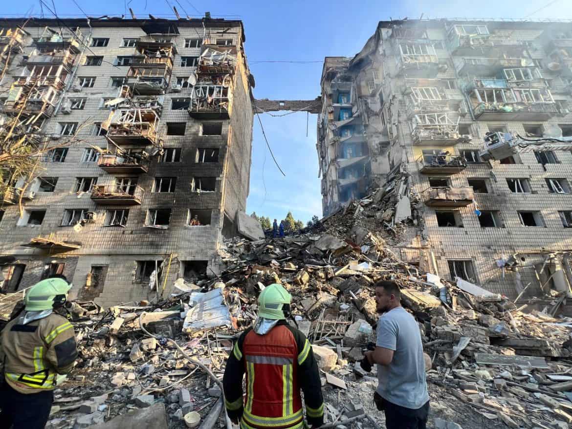 قصف روسي مكثف يودي بحياة 14 شخصًا في كييف