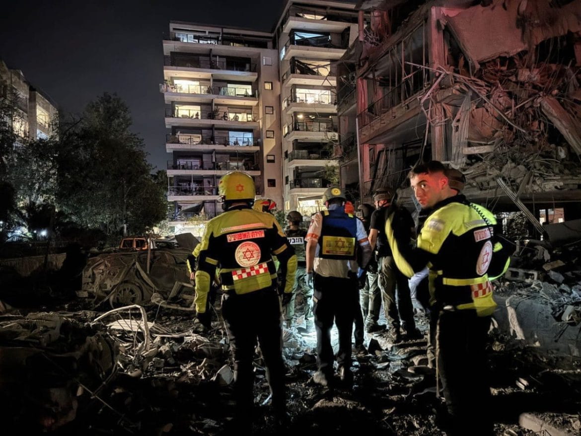 هجوم صاروخي إيراني على إسرائيل يخلّف 5 قتلى و92 جريحًا في بيتاح تكفا – 16 يونيو 2025