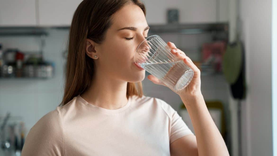 8 علامات تشير إلى أنك لا تشرب كمية كافية من الماء