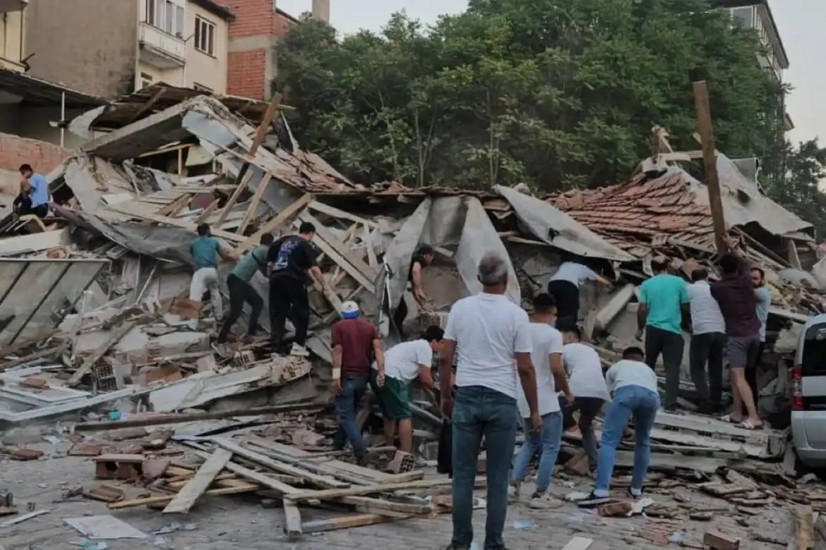 زلزال قوي يضرب باليكسير التركية: قتيل و29 جريحًا