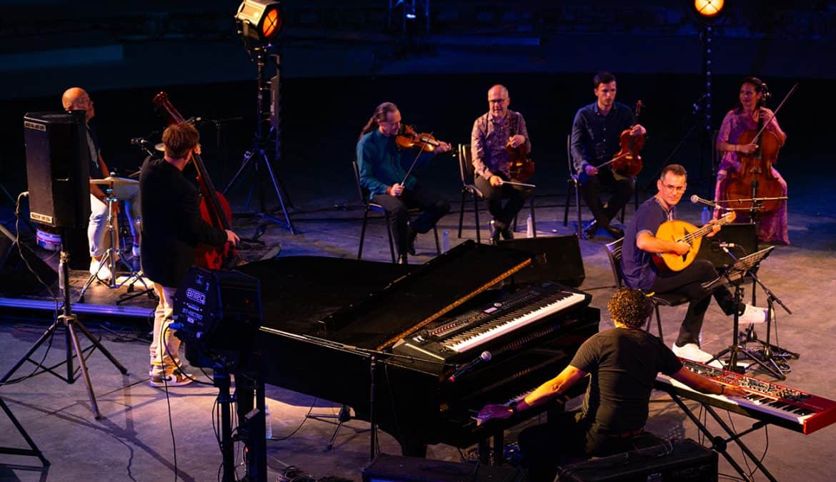 « Koum Tara » يفتتح مهرجان الحمامات الدولي 2025 بتجربة موسيقية فريدة