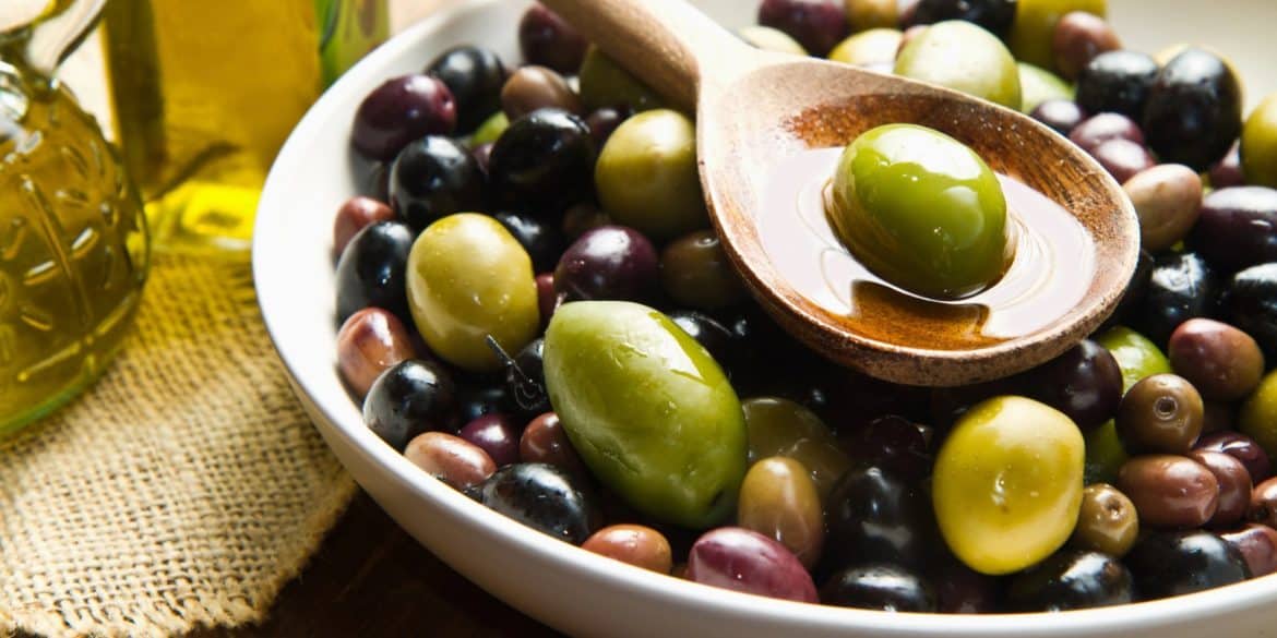 فوائد وعيوب الزيتون: دليل كامل للصحة والحميات