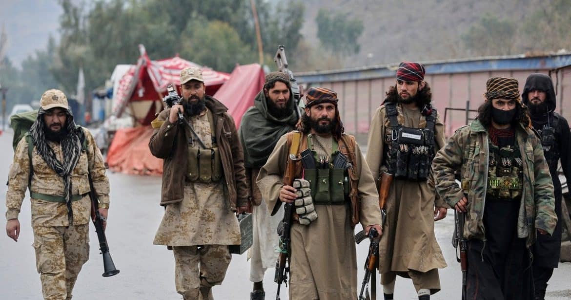 باكستان وأفغانستان: اشتباكات حدودية تقتل عشرات في أكتوبر 2025