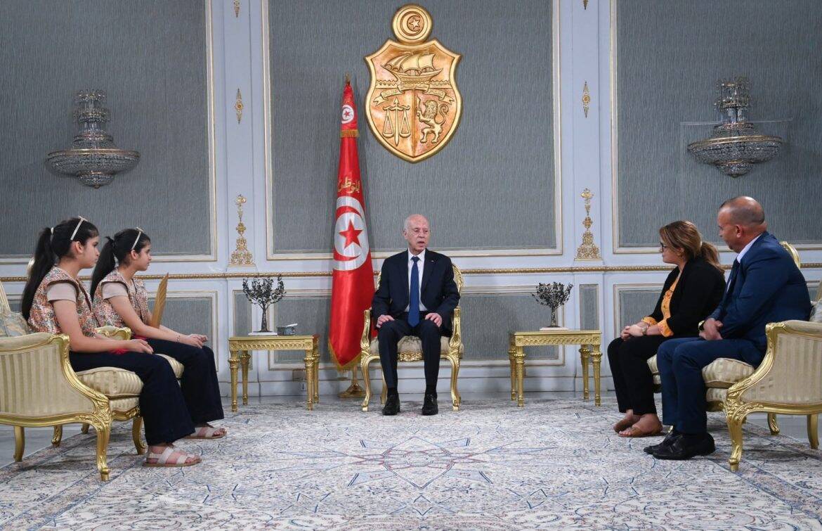 قيس سعيّد يهنئ بسان وبيلسان ويطالب بإصلاح التعليم