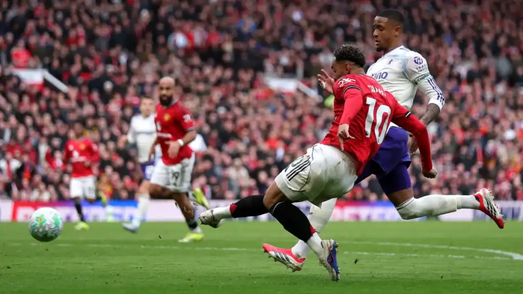 مانشستر يونايتد يهزم أستون فيلا ويعود للمنصة.. برشلونة يُذل إشبيلية 5-2