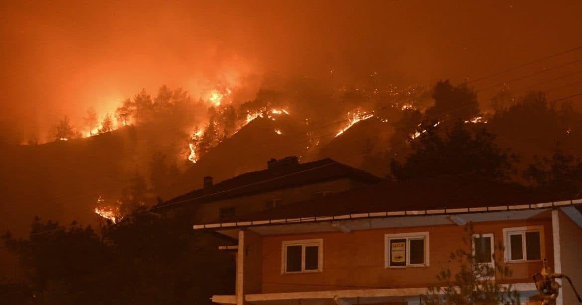 حرائق غابات تقترب من بورصة تُجبر تركيا على إجلاء الآلاف