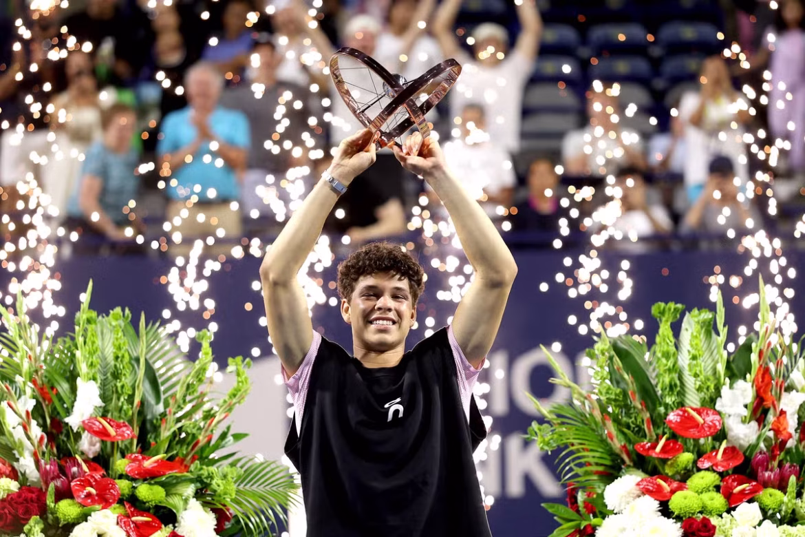 بن شيلتون يتفوق على كارين خاتشانوف ويحقق أول ألقابه في ATP Masters