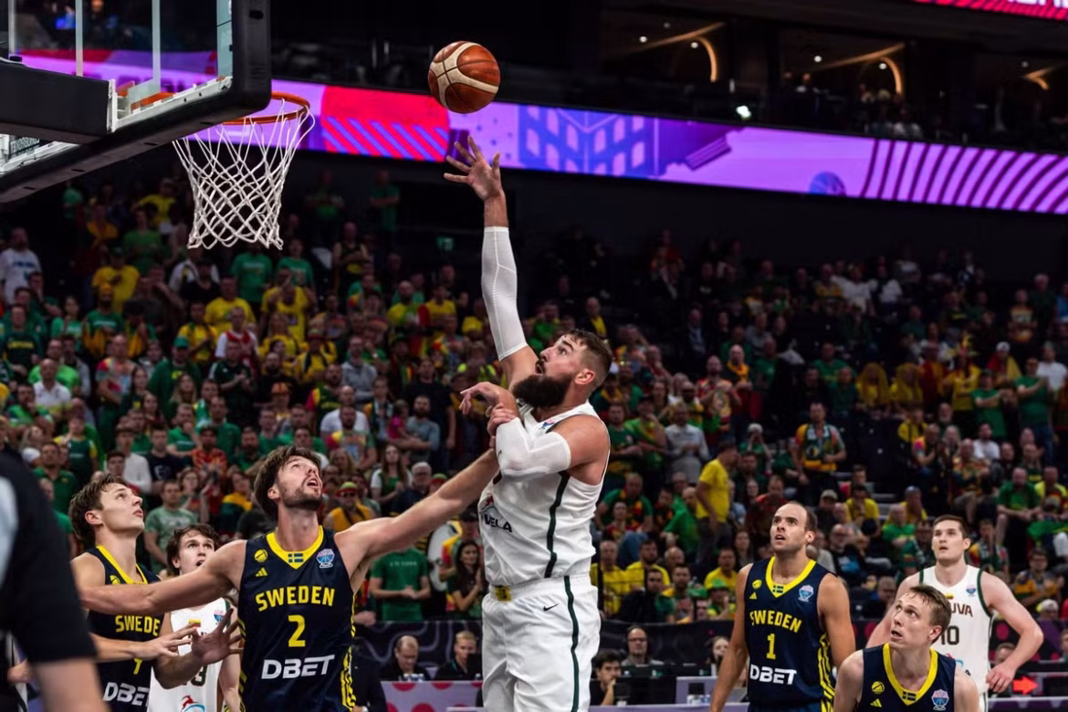السويد تتأهل للأدوار الإقصائية في يوروباسكت 2025
