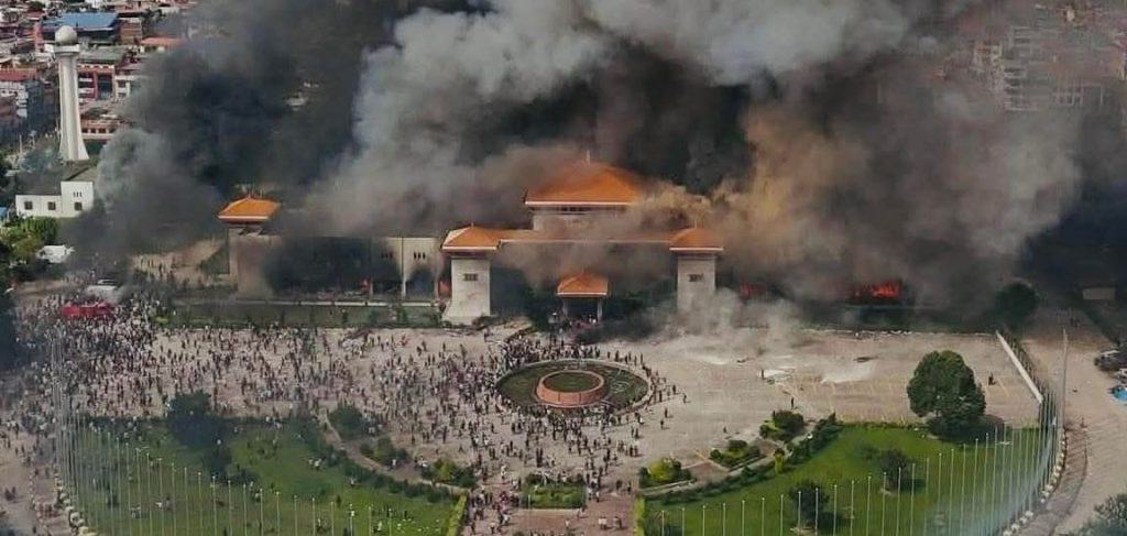 حريق هائل في مبنى حكومي بتونس مع تدافعCrowd التغطية الرسمية للأخبار التونسية والعالمية حريق وتدافع جماهيري في تونس.