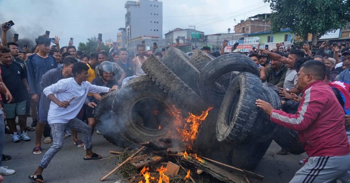 نيبال: استقالة رئيس الوزراء وضرب وزير المالية خلال احتجاجات عنيفة
