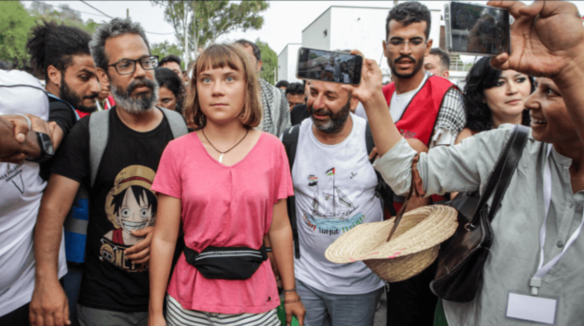 الناشطة البيئية السويدية غريتا تونبرغ كانت من بين أولئك الذين سُمح لهم بمغادرة إسرائيل بعد أن اعترضت أسطولهم الذي كان يحمل مساعدات إنسانية إلى غزة.