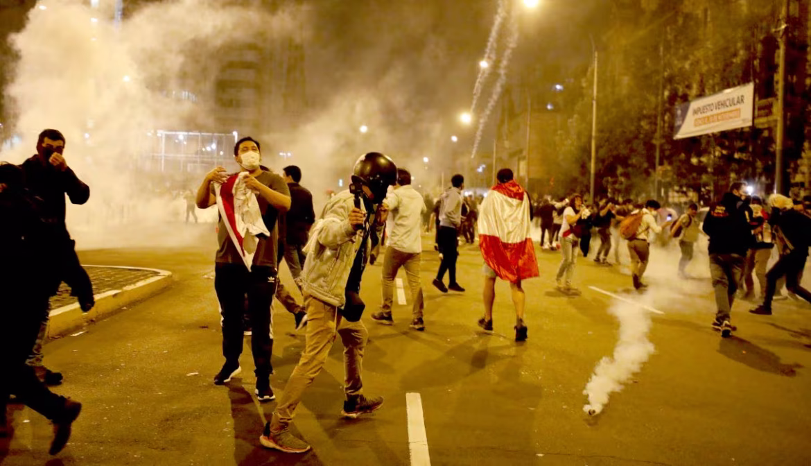 بيرو تعلن طوارئ بعد مقتل متظاهر في احتجاجات الجريمة