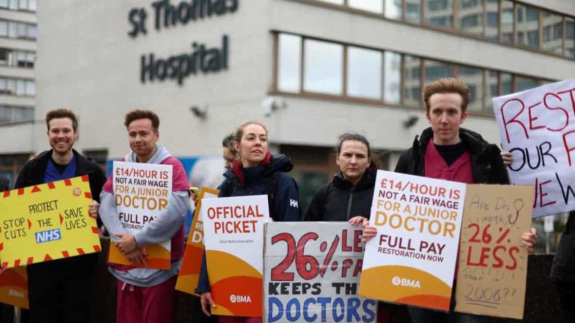 إضراب جديد لآلاف الأطباء في إنجلترا احتجاجًا على الأجور وفرص التدريب
