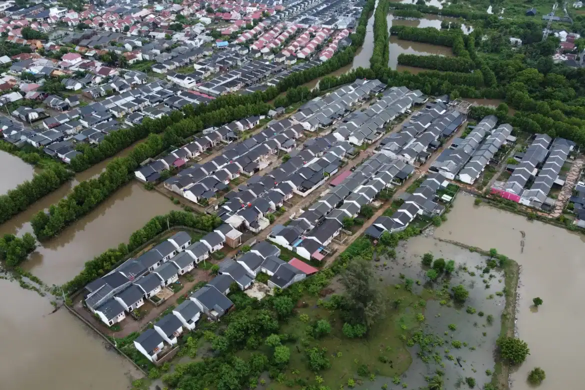 فيضانات إندونيسيا: 303 قتيلاً و279 مفقوداً